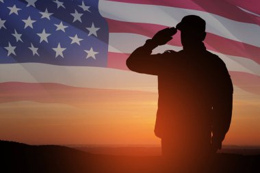 Gün batımında, gün doğumunda ve ABD bayrağında asker selamlaması silueti. Yakın plan. Gaziler Günü için tebrik kartı, Anma Günü, Bağımsızlık Günü. Amerika kutlaması.