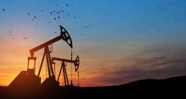 The change in oil prices caused by the war. Oil prices are rising because of the global crisis. Oil drilling derricks at desert oilfield. Crude oil production from the ground. Petroleum production.