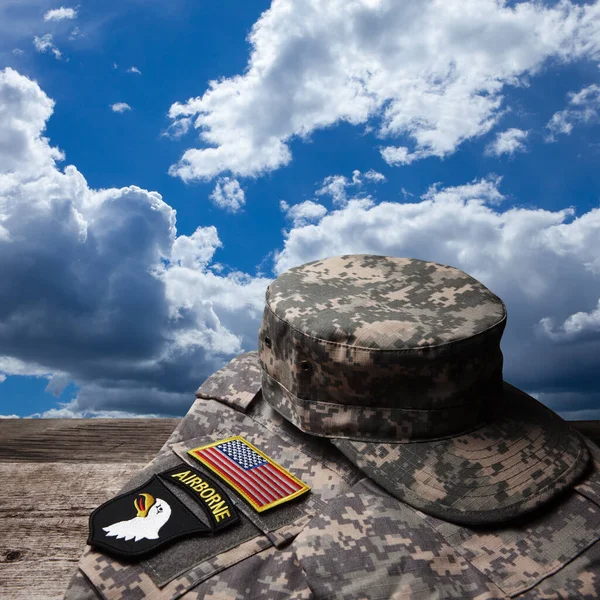 Uniforme Militaire Américain Avec Insignes Sur Une Vieille Table Bois — Photo