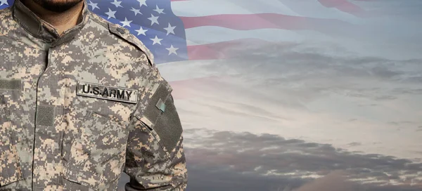 Soldat Américain Uniforme Sur Fond Ciel Couchant Avec Drapeau Américain — Photo