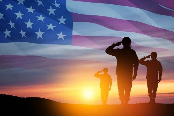 Silhuetter Soldater Som Hilser Grunn Solnedgang Eller Soloppgang Usas Flagg – stockfoto