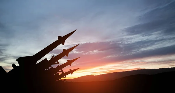 Rakéták Naplementekor Felé Tartanak Atombomba Vegyi Fegyverek Rakétavédelem Tűzvédelmi Rendszer — Stock Fotó