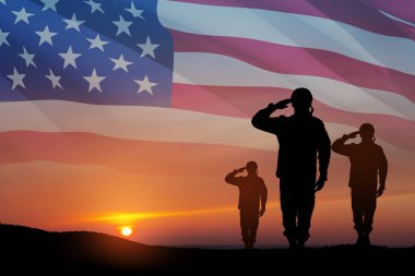 Gün batımı, gün doğumu ve Amerikan bayrağının arka planında selamlayan asker siluetleri. Gaziler Günü için tebrik kartı, Anma Günü, Bağımsızlık Günü. Amerika kutlaması.