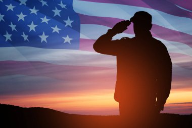 Gün batımında, gün doğumunda ve ABD bayrağında asker selamlaması silueti. Yakın plan. Gaziler Günü için tebrik kartı, Anma Günü, Bağımsızlık Günü. Amerika kutlaması.