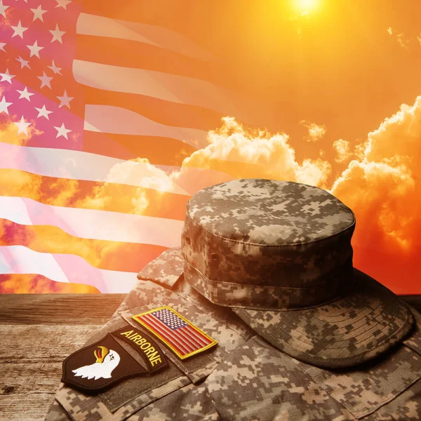 Amerikai Katonai Egyenruha Jelvényekkel Régi Asztalon Naplemente Égbolt Háttér Amerikai — Stock Fotó