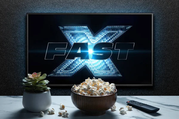 Ekran Telewizyjny Odtwarzający Fast Znany Również Jako Fast Furious Trailer — Zdjęcie stockowe