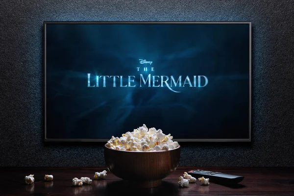 Pantalla Jugando Little Mermaid Trailer Película Con Control Remoto Tazón — Foto de Stock