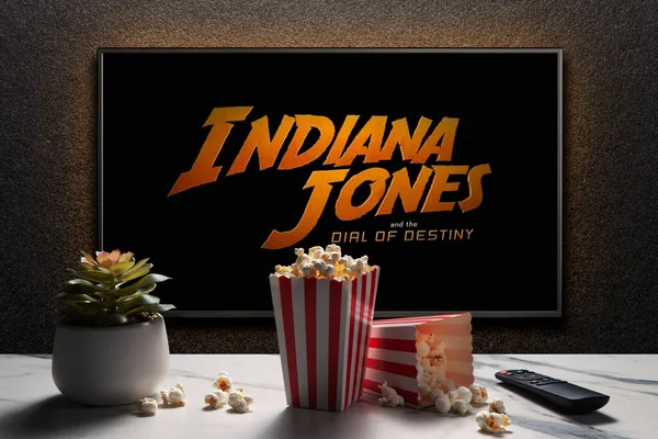 Bildschirm Mit Indiana Jones Und Dial Destiny Trailer Oder Film — Stockfoto