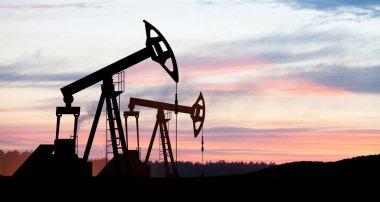 Savaşın yol açtığı petrol fiyatlarındaki değişim. Petrol fiyatları konsepti. Çöl petrol sahasında petrol sondaj rayları. Yerden ham petrol üretimi. Petrol üretimi.