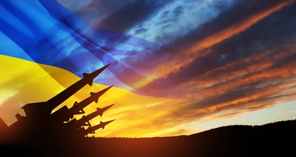 Die Raketen Zielen Bei Sonnenuntergang Mit Ukrainischer Flagge Den Himmel — Stockfoto