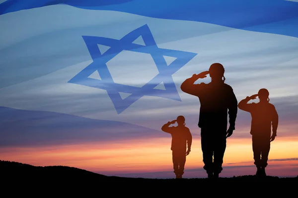 砂漠やイスラエルの旗の中で日の出に対して敬礼兵士のシルエット イスラエルの武装勢力 — ストック写真