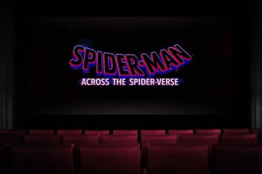 Örümcek Adam sinemada Örümcek Ayetleri filminin karşısında. Sinemada film izliyordum. Astana, Kazakistan - 15 Mayıs 2023.