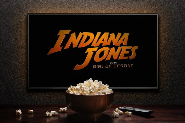 Pantalla Televisión Que Reproduce Indiana Jones Tráiler Película Dial Destiny — Foto de Stock