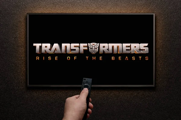 Televizní Obrazovka Hraje Transformers Vzestup Zvířat Přívěsu Nebo Filmu Člověk — Stock fotografie