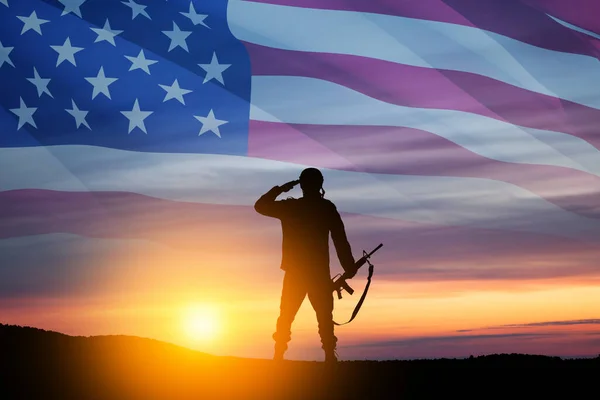 日没や日の出とアメリカのフラグを背景に兵士の敬礼のシルエット 退役軍人の日 記念の日 独立記念日の挨拶カード アメリカのお祝い — ストック写真