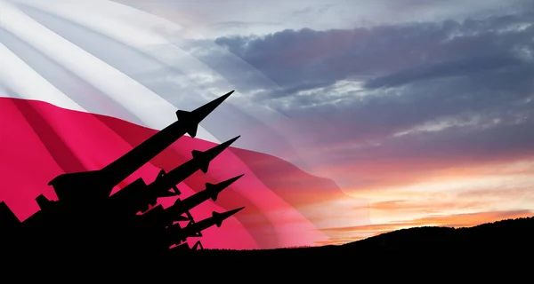 ミサイルはポーランドの旗で日没時に空を目指しています 核爆弾 化学兵器 ミサイル防衛 サルボ火災のシステム — ストック写真