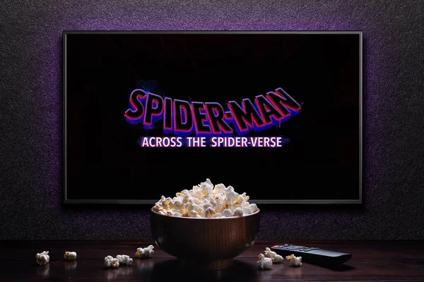 Scherm Met Spider Man Spider Verse Trailer Film Met Afstandsbediening — Stockfoto