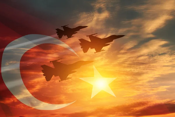 Силуэты Самолетов Фоне Заката Солнца Прозрачным Флагом Турции Авиационная Демонстрация — стоковое фото