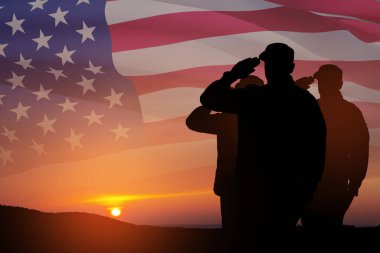 Gün batımında, gündoğumunda ve ABD bayrağında selamlayan asker siluetleri. Yakın plan. Gaziler Günü için tebrik kartı, Anma Günü, Bağımsızlık Günü. Amerika kutlaması.