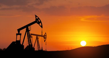 The change in oil prices caused by the war. Oil prices are rising because of the global crisis. Oil drilling derricks at desert oilfield. Crude oil production from the ground. Petroleum production.