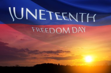 Güneşin doğuşunda ya da batışında rüzgarda savrulan Haziran Özgürlük Günü yazılı sancak. 1865 'ten beri. Sancak Tasarımı.