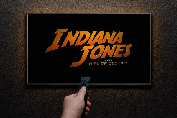 Ekranında Indiana Jones Kaderin Kaderi Karavanı Filmi Oynanıyor Adam Uzaktan — Stok fotoğraf