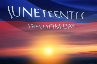 Güneşin doğuşunda ya da batışında rüzgarda savrulan Haziran Özgürlük Günü yazılı sancak. 1865 'ten beri. Sancak Tasarımı.