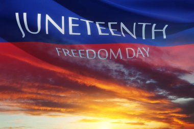 Güneşin doğuşunda ya da batışında rüzgarda savrulan Haziran Özgürlük Günü yazılı sancak. 1865 'ten beri. Sancak Tasarımı.