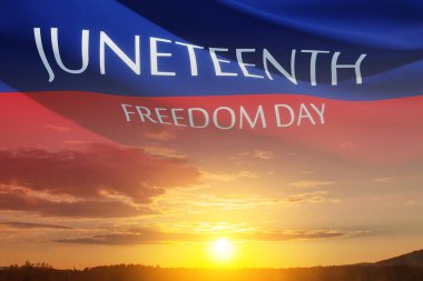 Güneşin doğuşunda ya da batışında rüzgarda savrulan Haziran Özgürlük Günü yazılı sancak. 1865 'ten beri. Sancak Tasarımı.