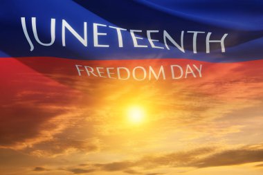 Güneşin doğuşunda ya da batışında rüzgarda savrulan Haziran Özgürlük Günü yazılı sancak. 1865 'ten beri. Sancak Tasarımı.