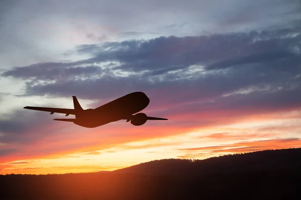 Avión Despegando Atardecer Silueta Aviones Cielo — Foto de Stock