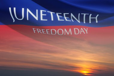 Güneşin doğuşunda ya da batışında rüzgarda savrulan Haziran Özgürlük Günü yazılı sancak. 1865 'ten beri. Sancak Tasarımı.