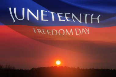 Güneşin doğuşunda ya da batışında rüzgarda savrulan Haziran Özgürlük Günü yazılı sancak. 1865 'ten beri. Sancak Tasarımı.