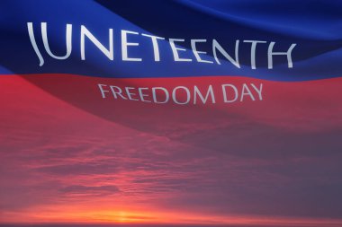 Güneşin doğuşunda ya da batışında rüzgarda savrulan Haziran Özgürlük Günü yazılı sancak. 1865 'ten beri. Sancak Tasarımı.