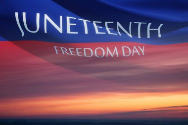 Güneşin doğuşunda ya da batışında rüzgarda savrulan Haziran Özgürlük Günü yazılı sancak. 1865 'ten beri. Sancak Tasarımı.