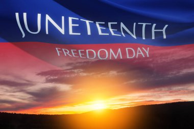 Güneşin doğuşunda ya da batışında rüzgarda savrulan Haziran Özgürlük Günü yazılı sancak. 1865 'ten beri. Sancak Tasarımı.