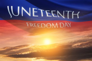 Güneşin doğuşunda ya da batışında rüzgarda savrulan Haziran Özgürlük Günü yazılı sancak. 1865 'ten beri. Sancak Tasarımı.