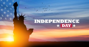 Özgürlük Anıtı 'nın kapanışı. Günbatımı gökyüzünün arka planında uçan kuşlar var. Yazılı Bağımsızlık Günü. Bağımsızlık Günü için tebrik kartı. ABD kutlaması.