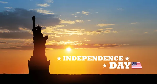 Статуя Свободи Тлі Заходу Сонця Текстом День Незалежності День Незалежності — стокове фото