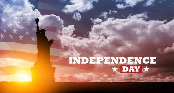 Günbatımı Gökyüzünün Arka Planında Amerikan Bayrağıyla Özgürlük Anıtı Yazılı Bağımsızlık — Stok fotoğraf