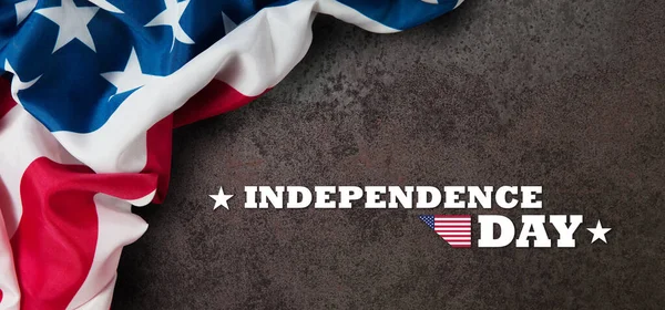Zbliżenie Amerykańskiej Flagi Napisem Dzień Niepodległości Zardzewiałym Tle Żelaza Karta — Zdjęcie stockowe