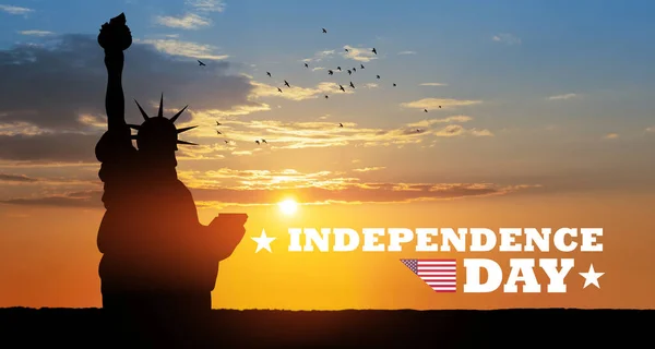 자유의 여신상을 하늘을 배경으로 텍스트 독립기념일을 마무리 했습니다 기념일을 미국의 — 스톡 사진