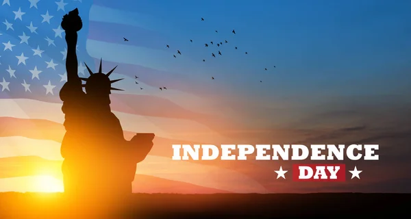日没の空を背景にテキスト独立記念日と空を飛ぶ鳥と自由の女神の閉鎖 独立記念日の挨拶カード アメリカのお祝い — ストック写真