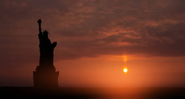 Close Van Het Vrijheidsbeeld Met Vliegende Vogels Achtergrond Van Zonsondergang — Stockfoto