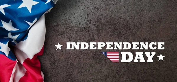 在生锈的铁质背景上用独立日字样盖上美国国旗 独立日贺卡 美国庆祝活动 — 图库照片