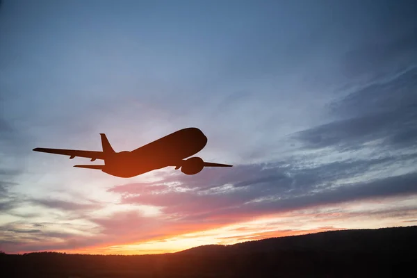 Letadlo Vzlétá Při Západu Slunce Silueta Letadla Obloze — Stock fotografie