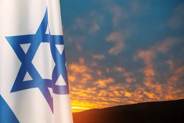 Izraelská Vlajka Hvězdou Davida Nad Zamračeným Nebem Pozadí Při Západu — Stock fotografie