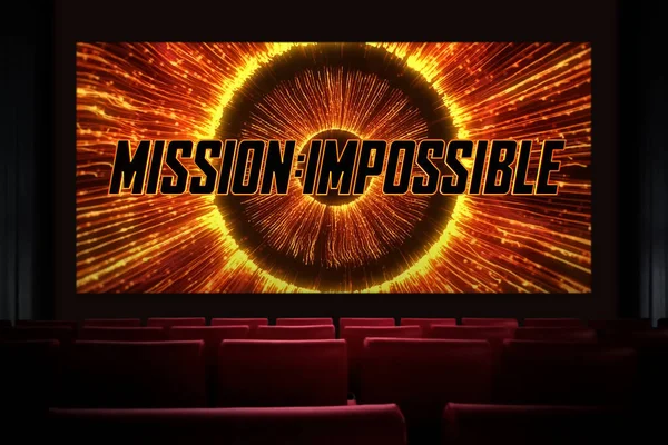 ミッション インポッシブル デッド レコーディングパート1映画の中の映画 映画館で映画を見ている カザフスタンのアスタナ 2023年7月2日 — ストック写真