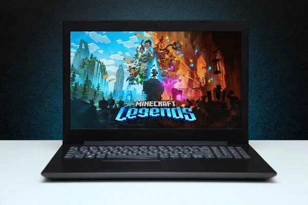 Minecraft是一个沙盒游戏 在屏幕笔记本电脑上的黑色纹理墙壁上 视频电脑游戏 哈萨克斯坦阿斯塔纳 2023年7月2日 — 图库照片