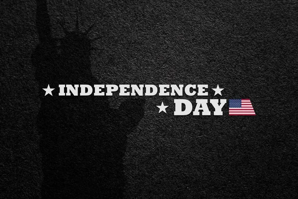 Aufschrift Independence Day Auf Schwarzem Strukturiertem Hintergrund Mit Freiheitsstatue Silhouette — Stockfoto